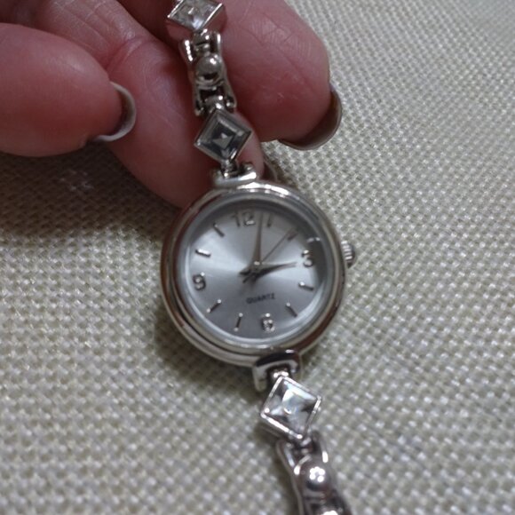 Vintage AVON Ladies Sparkling Crystal Silver Tone Watch Size 7.3" (NEW) - Picture 2 of 4